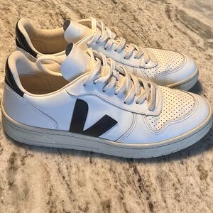 Veja V-10 Sneakers - EUR 40/Size 9